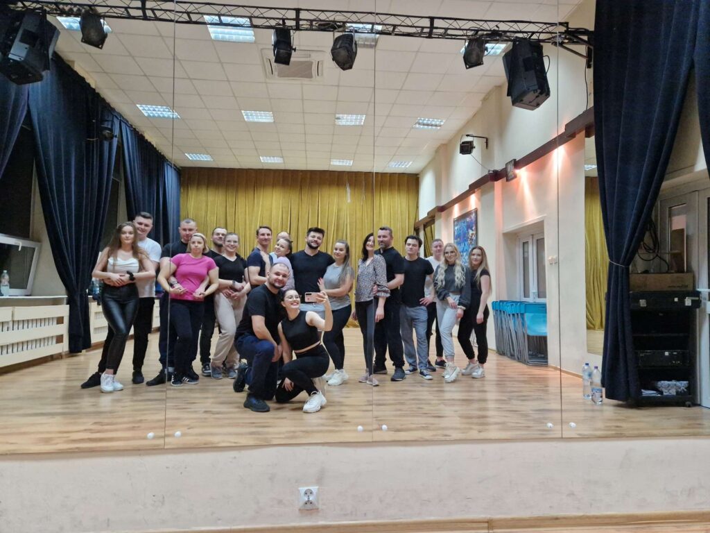 Natalia Zięba i szczęśliwi uczestnicy zajęć w szkole tańca Freedom Dance Studio